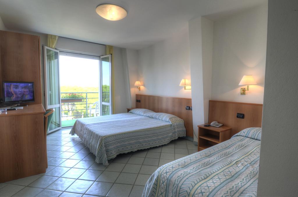 Hotel Alisei Lignano Sabbiadoro Værelse billede
